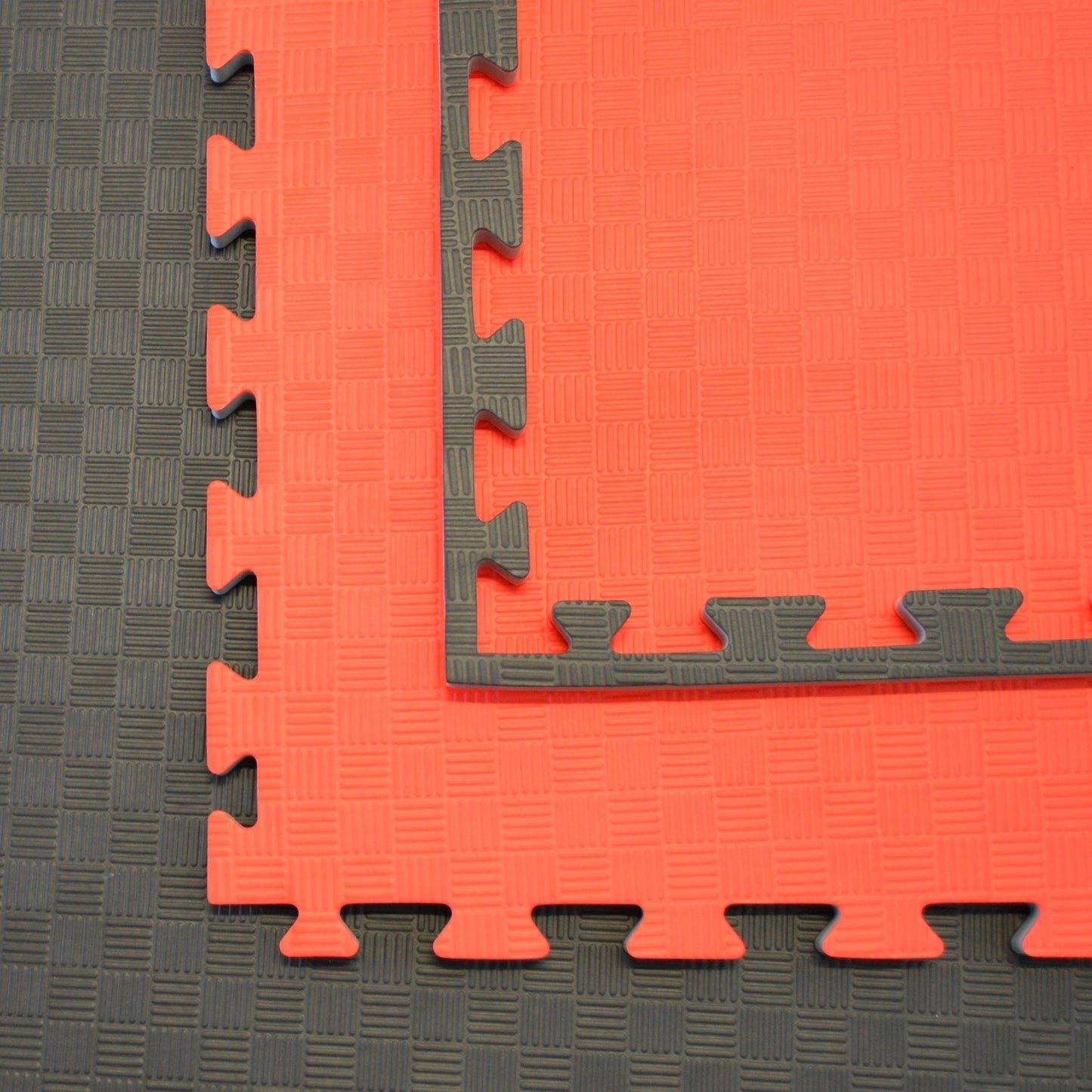 Kampfsportmatten Wendematte BUDODRAKE / 100 x 100 x 2cm / rot-schwarz